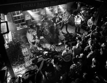 a black-and-white overhead shot of a packed crowd and a band playing at pickle barrel in killington