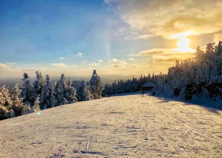 sunny ski day on Killington Mountain 