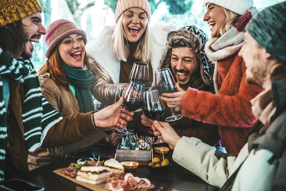 friends drinking wine apres ski