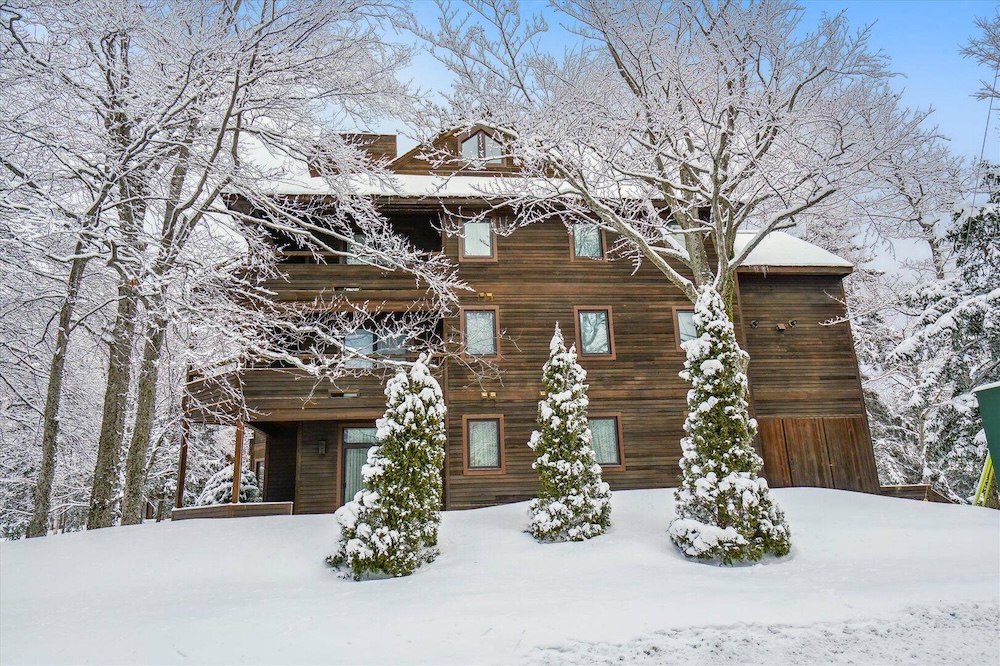 exterior of highridge condos building in killington, vt